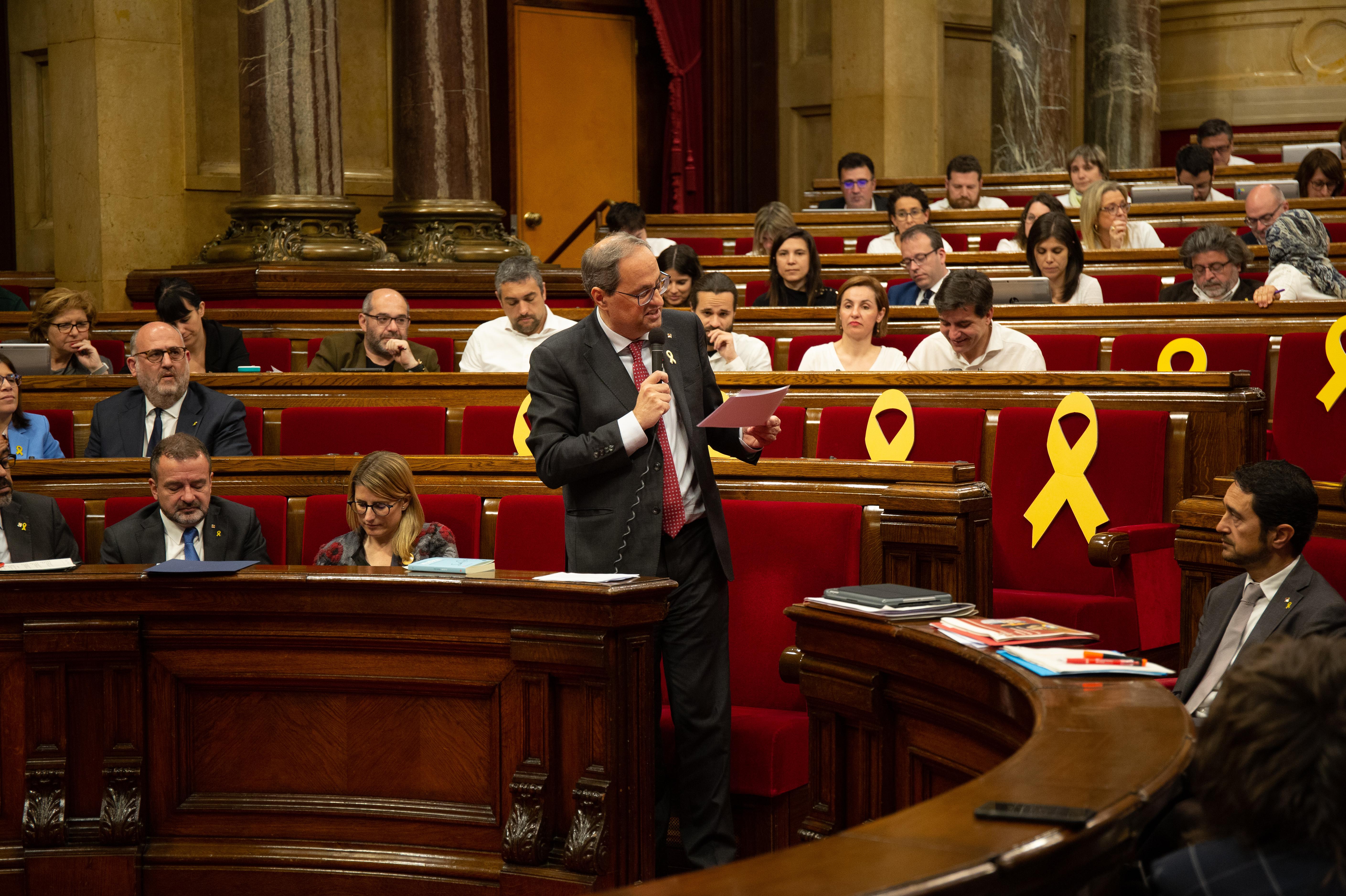 El presidente de la Generalitat Quim Torra  interviene desde su escaño en una sesión plenaria en el Parlamento catalán 