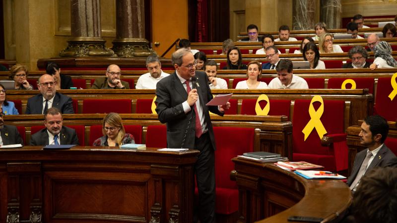 El presidente de la Generalitat Quim Torra interviene desde su escaño en una sesión plenaria en el Parlamento catalán