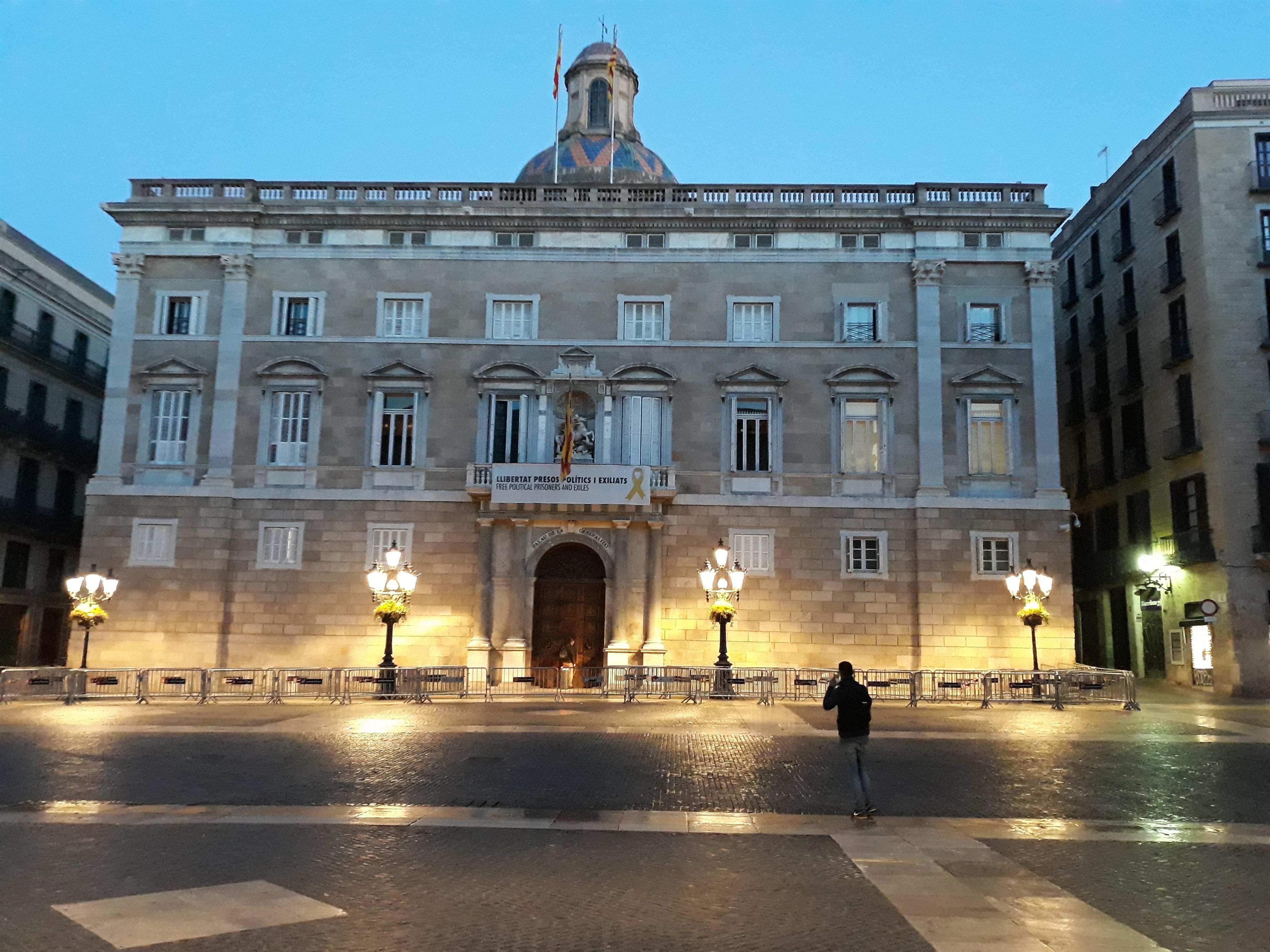 EuropaPress 2011661 La Generalitat amanece con la pancarta del lazo en la fachada