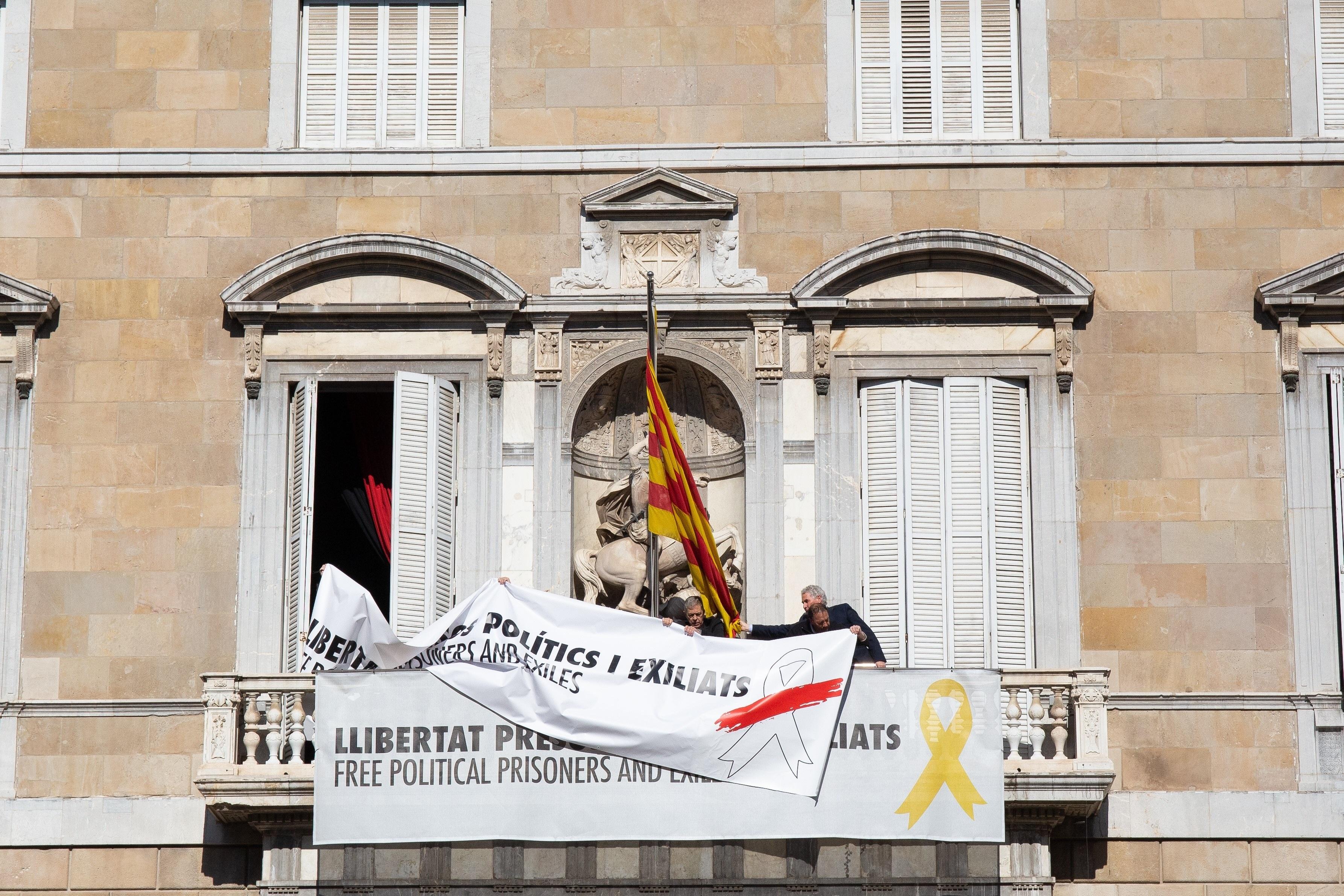 La Generalitat quita el lazo amarillo de su fachada pero mantiene una pancarta por los presos. Europa Press.