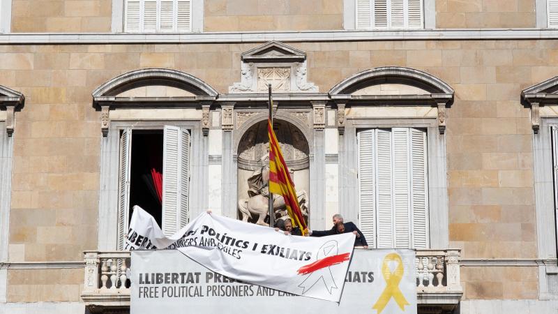 La Generalitat quita el lazo amarillo de su fachada pero mantiene una pancarta por los presos. Europa Press.