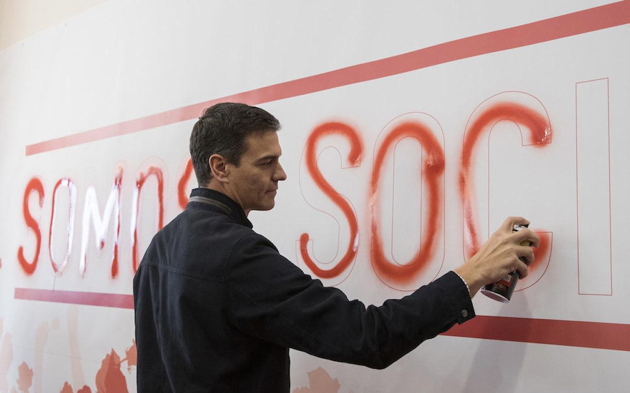 Pedro Sánchez escribiendo 'Somos socialistas', en enero de 2017 en Dos Hermanas, tras anunciar su candidatura a las primarias.