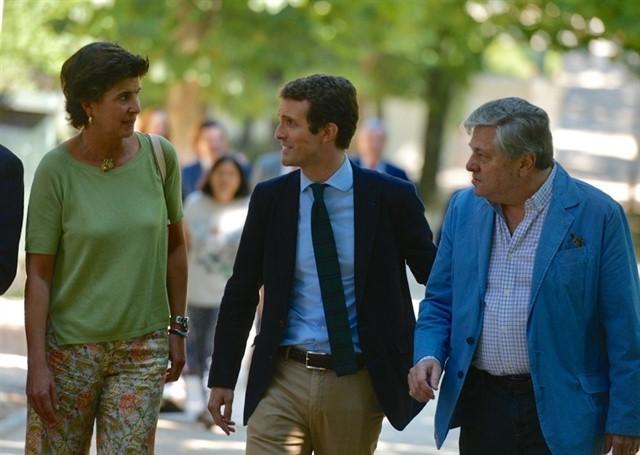 Maria San Gil, junto a Casado, en un acto de la campaña de primarias. Europa Press