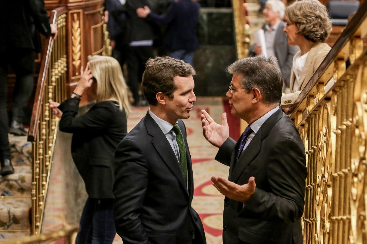 Rafael Catalá hablando con Pablo Casado en el Congreso de los Diputados.