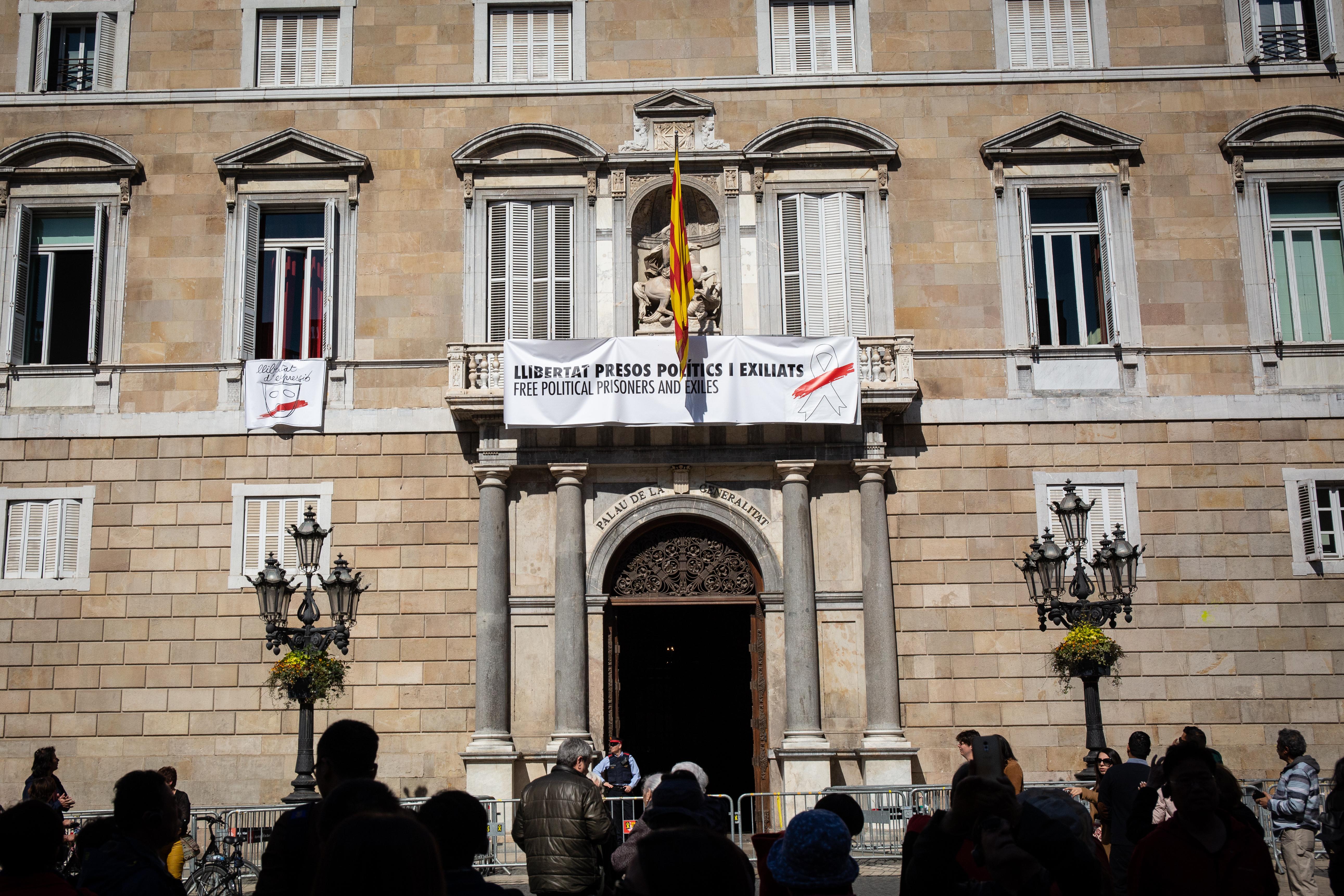 Balcón del edificio de la Generalitat. Fuente: Europa Press.