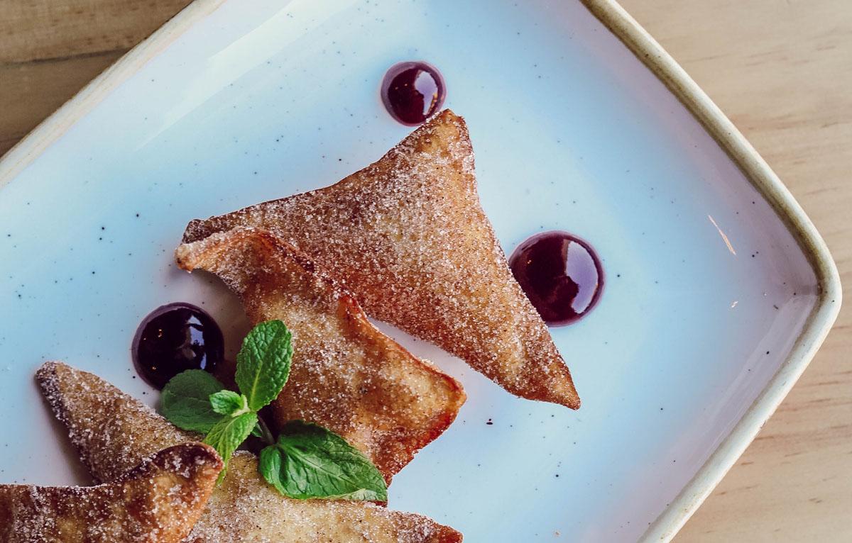 Buñuelos rellenos de guayaba