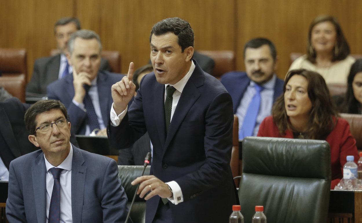 El presidente Juanma Moreno, ayer en la sesión de control del Parlamento. MARÍA JOSÉ LÓPEZ/EP