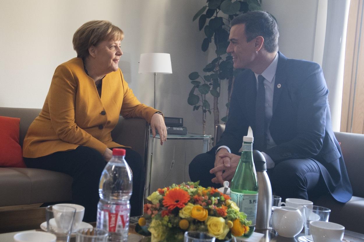 El presidente del Gobierno, Pedro Sánchez, junto a Angela Merkel