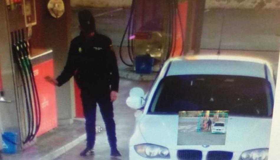 El policia junto al surtidor de gasolina. Twitter