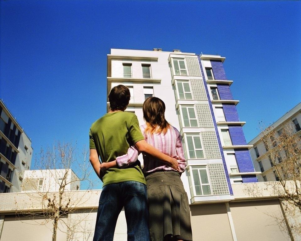 Una pareja mira unas viviendas de nueva construcción - Europa Press