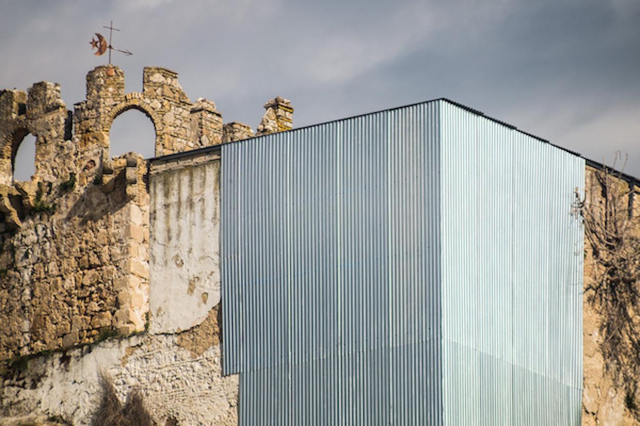 Este es el llamativo aspecto que presenta hoy el Castillo de Torremelgarejo. LAVOZDELSUR.ES/MANU GARCÍA