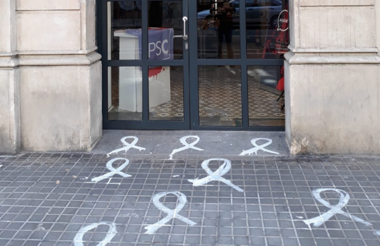 La sede del PSC de Barcelona amanece con lazos blancos