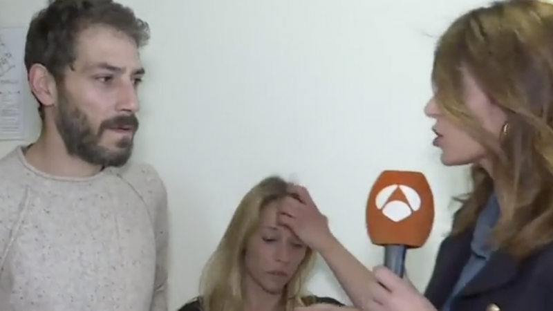 Los padres desahuciados denuncian en Antena 3 su situación. Los padres desahuciados denuncian en Antena 3 su situación.