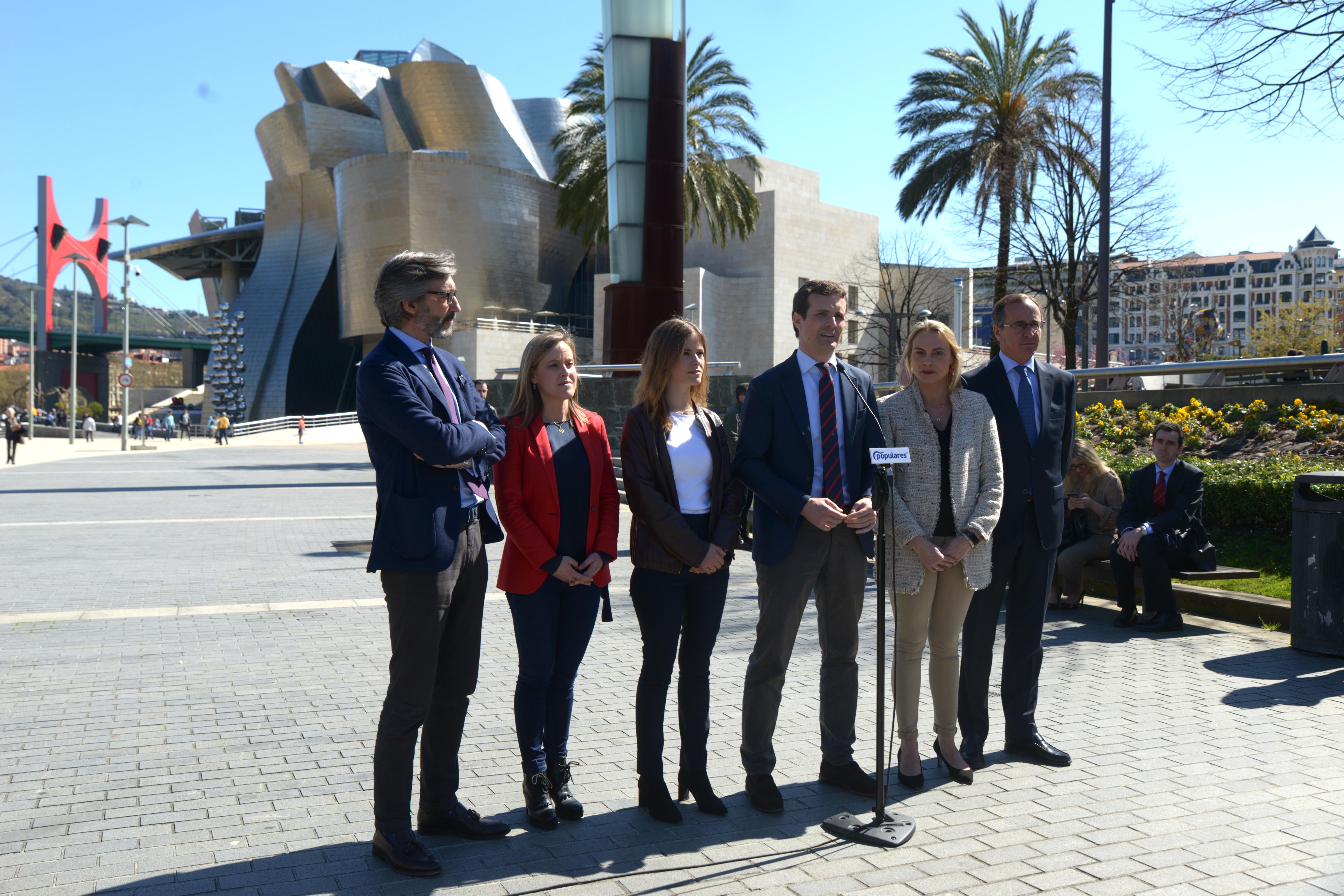 El presidente del PP Pablo Casado visita Bilbao. 