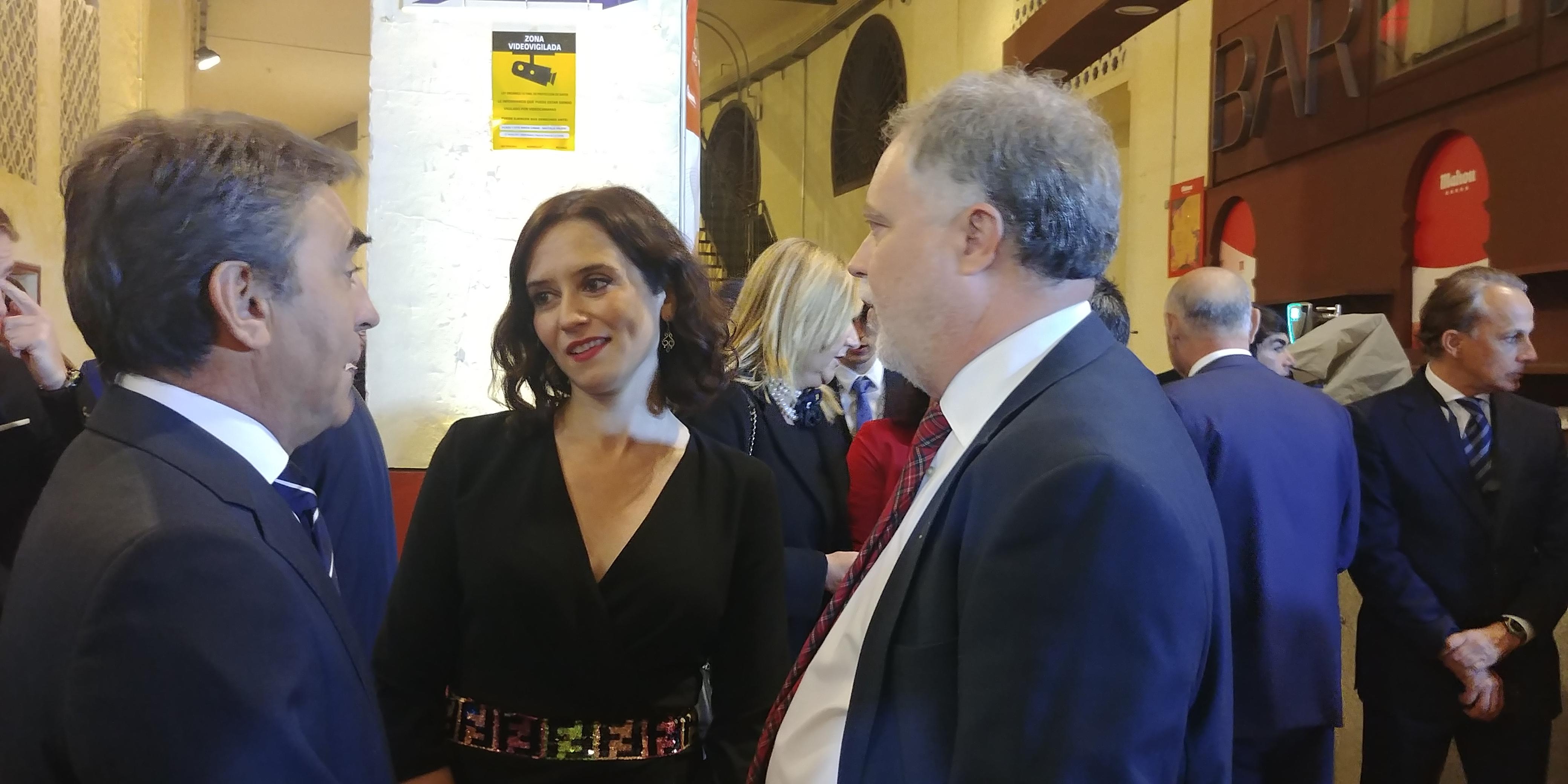 Isabel Díaz-Ayuso conversa con el  Director de Asuntos Taurinos de la Comunidad de Madrid, Manuel Ángel Fernández. Luis Marchal. 