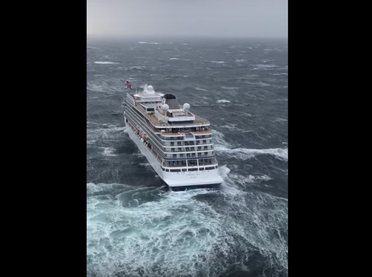 Helicópteros y buques participan en la evacuación del Viking Sky. 