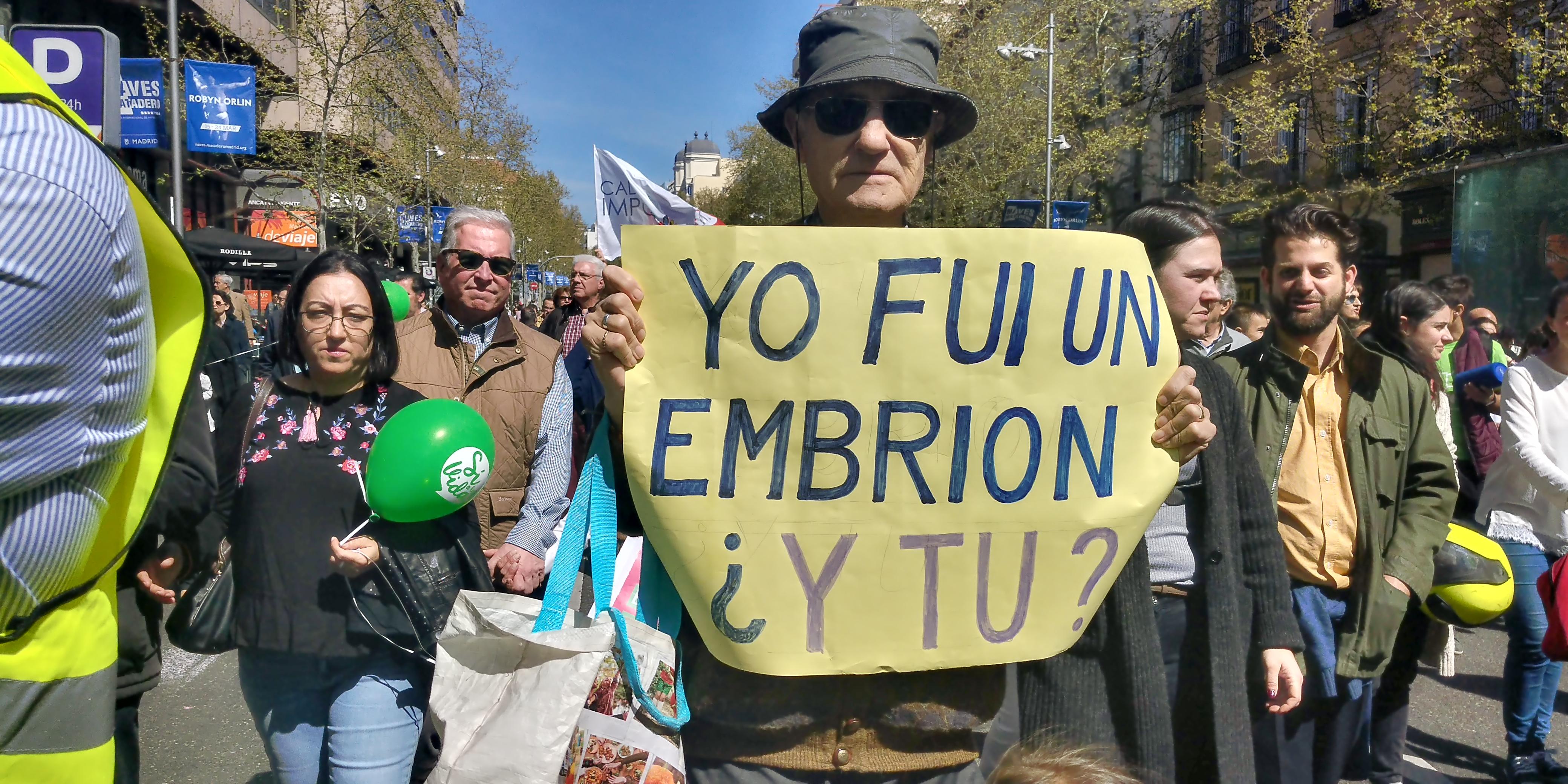 Un hombre sostiene un cartel en la manifestación contra el aborto.