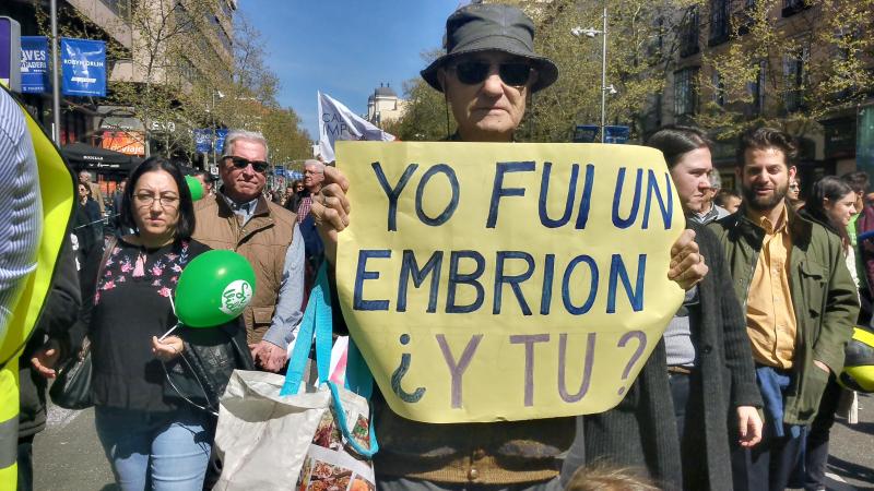 Un hombre sostiene un cartel en la manifestación contra el aborto