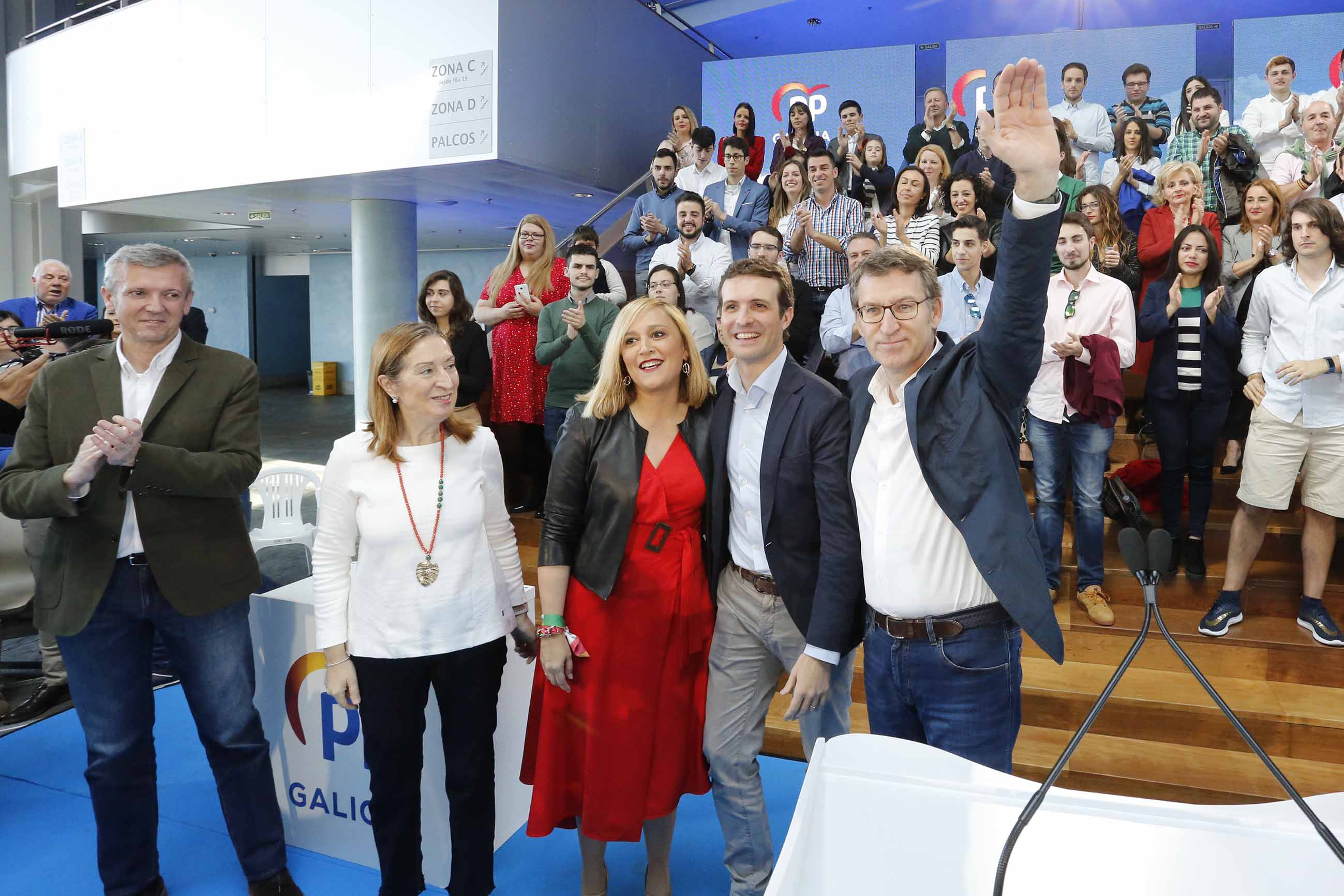 El presidente del PP de Pontevedra Alfonso Rueda; la presidenta del Congreso Ana Pastor; la candidata del PP a la alcaldía de Vigo Elena Muñoz; el presidente del PP Pablo Casado; y el presidente de la Xunta de Galicia 