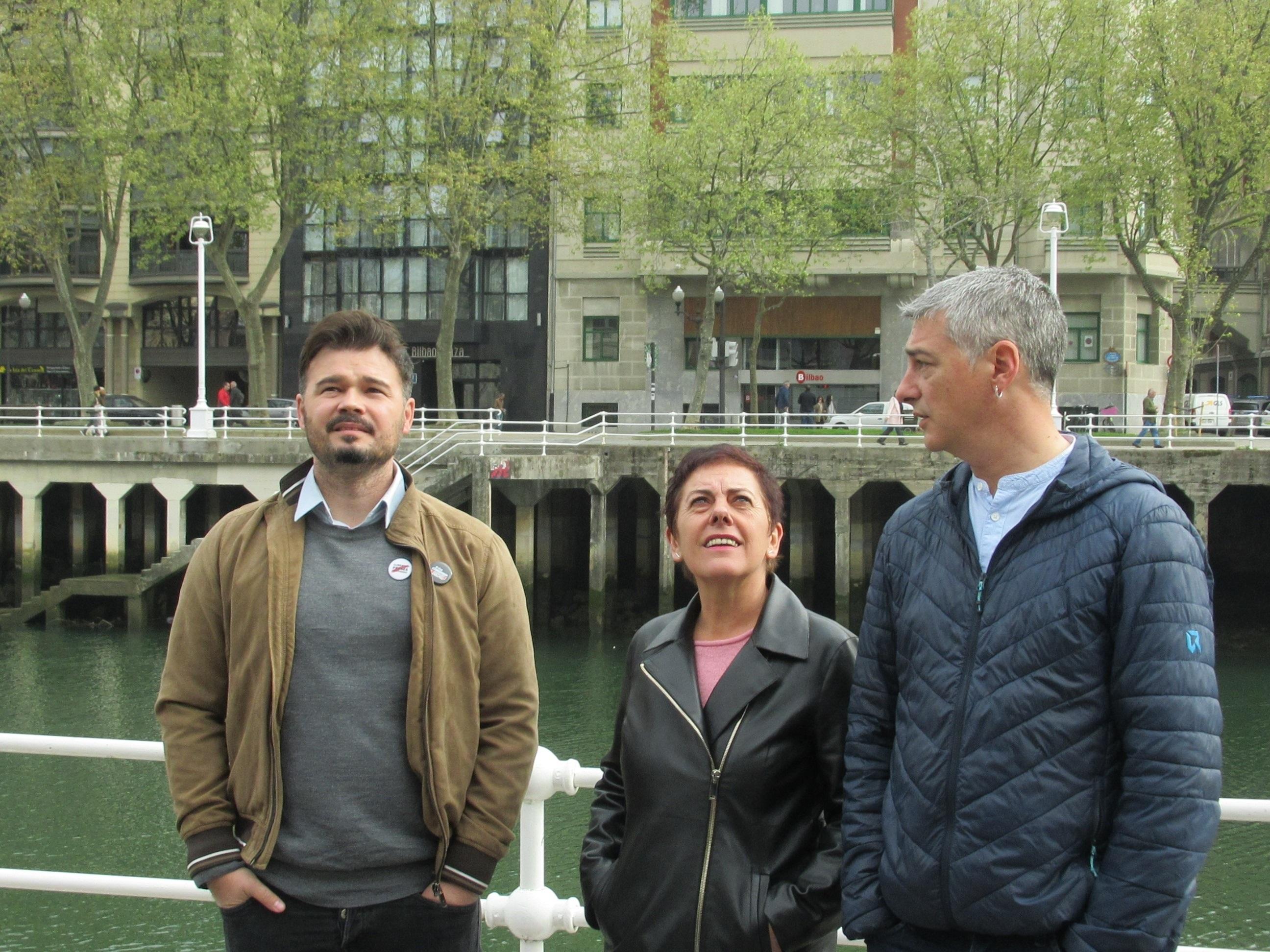 Gabriel Rufián junto a Mertxe Aizpuru y Oskar Matute en Bilbao. Europa Press.