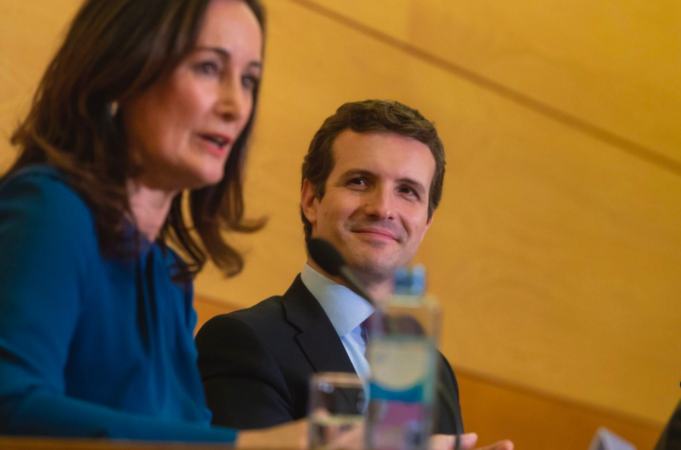 En la presentación del libro de Edurne Uriarte “Feminista y de derechas” junto a Pablo Casado. Twitter.