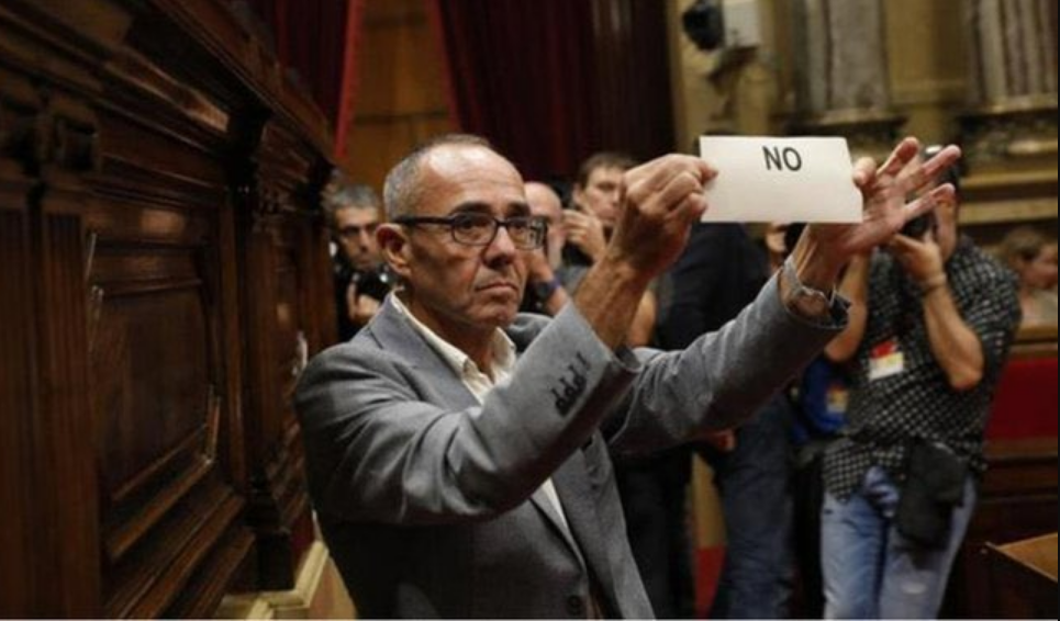 Joan Coscubiela, diputado de Catalunya Sí Que Es Pot (la marca de Podemos en el Parlament), muestra su voto en contra de la independencia. Twitter.