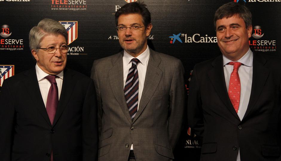 Enrique Cerezo, Rafael Catalá y Miguel Cardenal en una gala deportiva del Atlético de Madrid. ATL MAD.