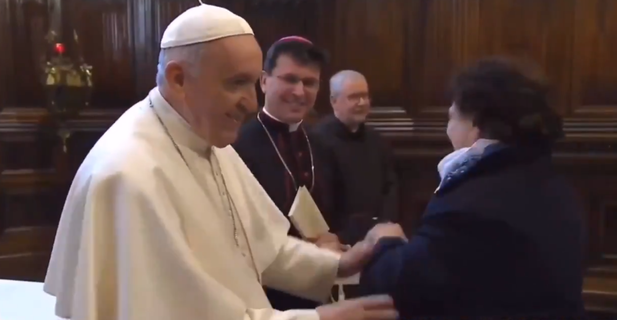 El Papa Francisco evita que le besen el anillo