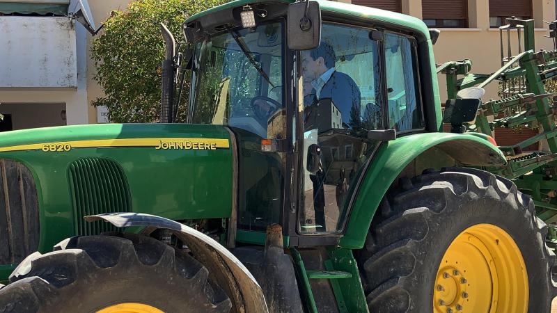 El presidente de Ciudadanos Albert Rivera se sube a un tractor en su visita a Sayatón (Guadalajara) a la candidata de Cs al Congreso de los Diputados por Guadalajara