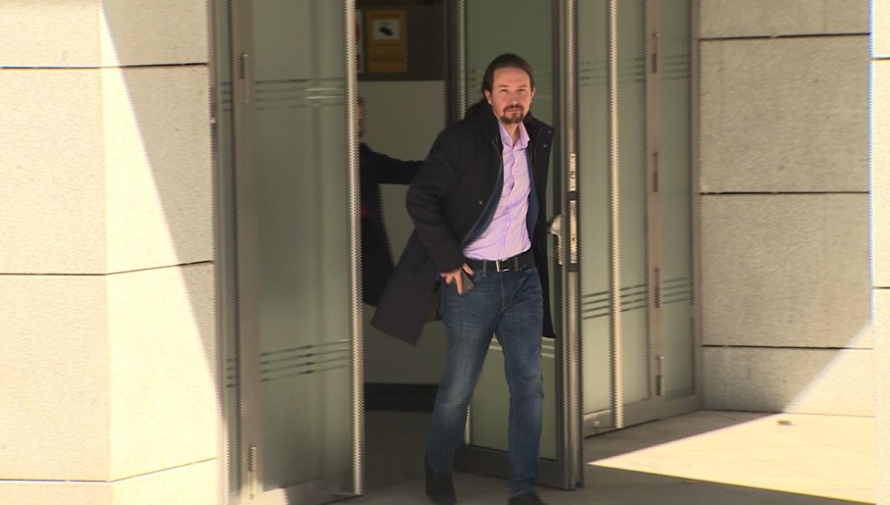 El secretario general de Podemos, Pablo Iglesias, saliendo de la AN