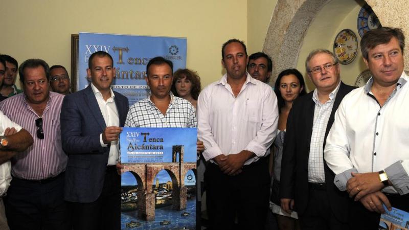 De pie con cartel De pie con cartel