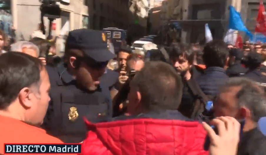 Un policía y un trabajador de Alcoa se encaran frente al Congreso de los Diputados