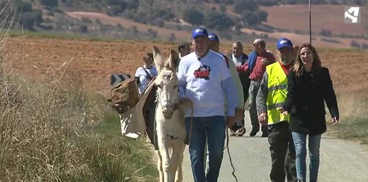 El alcalde y su burra de camino a Madrid