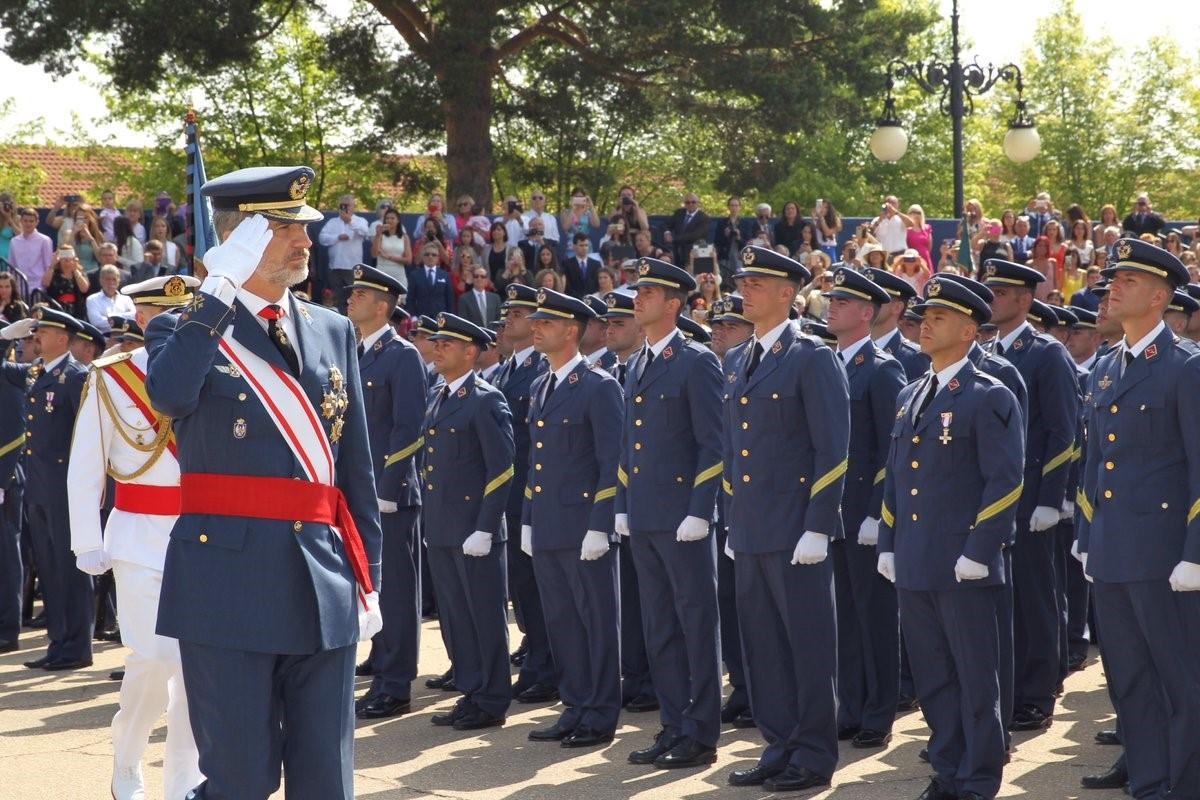 El Rey junto con suboficiales del Ejército de Aire