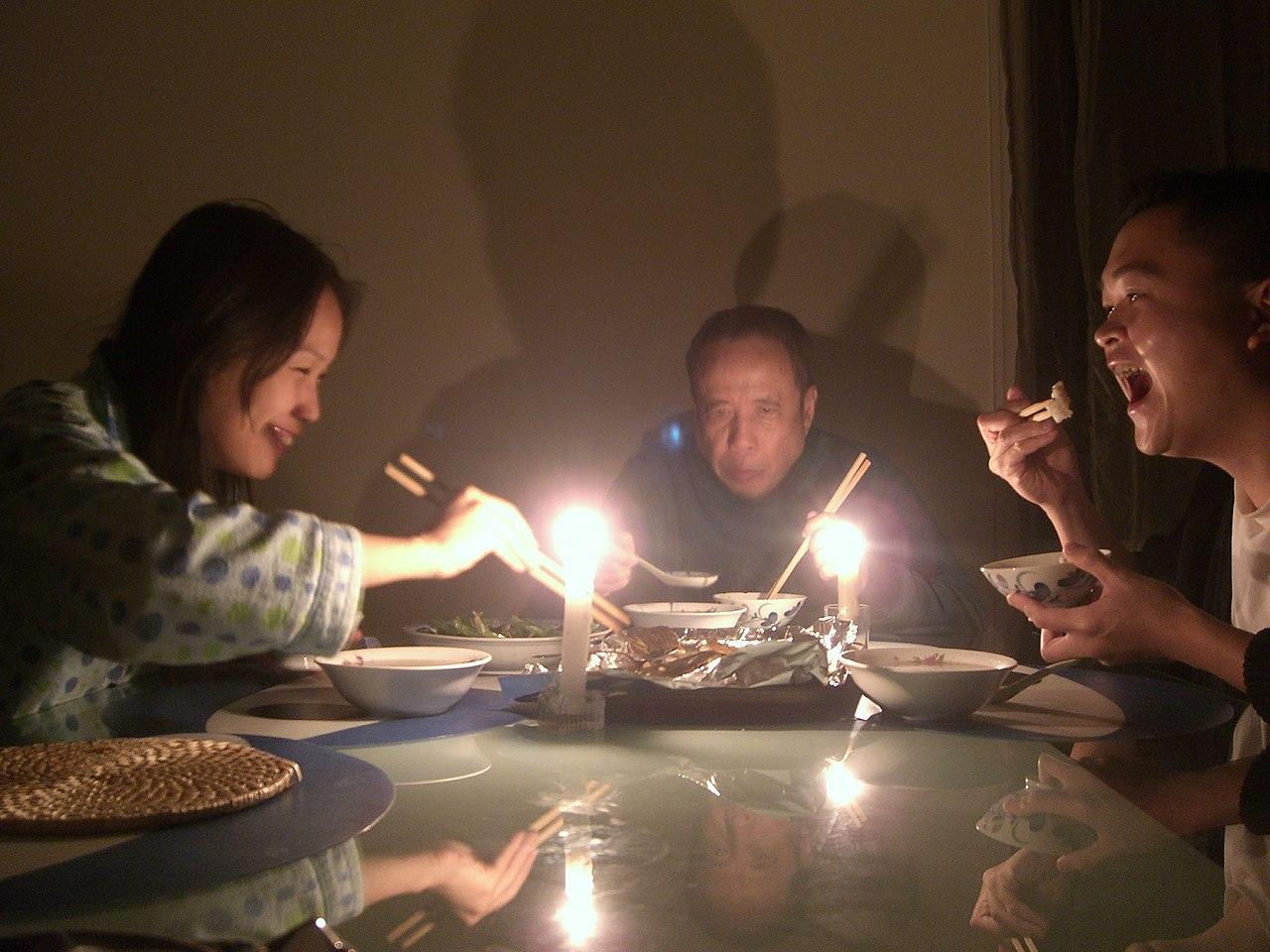 Una familia asiática celebra La Hora del Planeta en 2014. Foto: Alpha