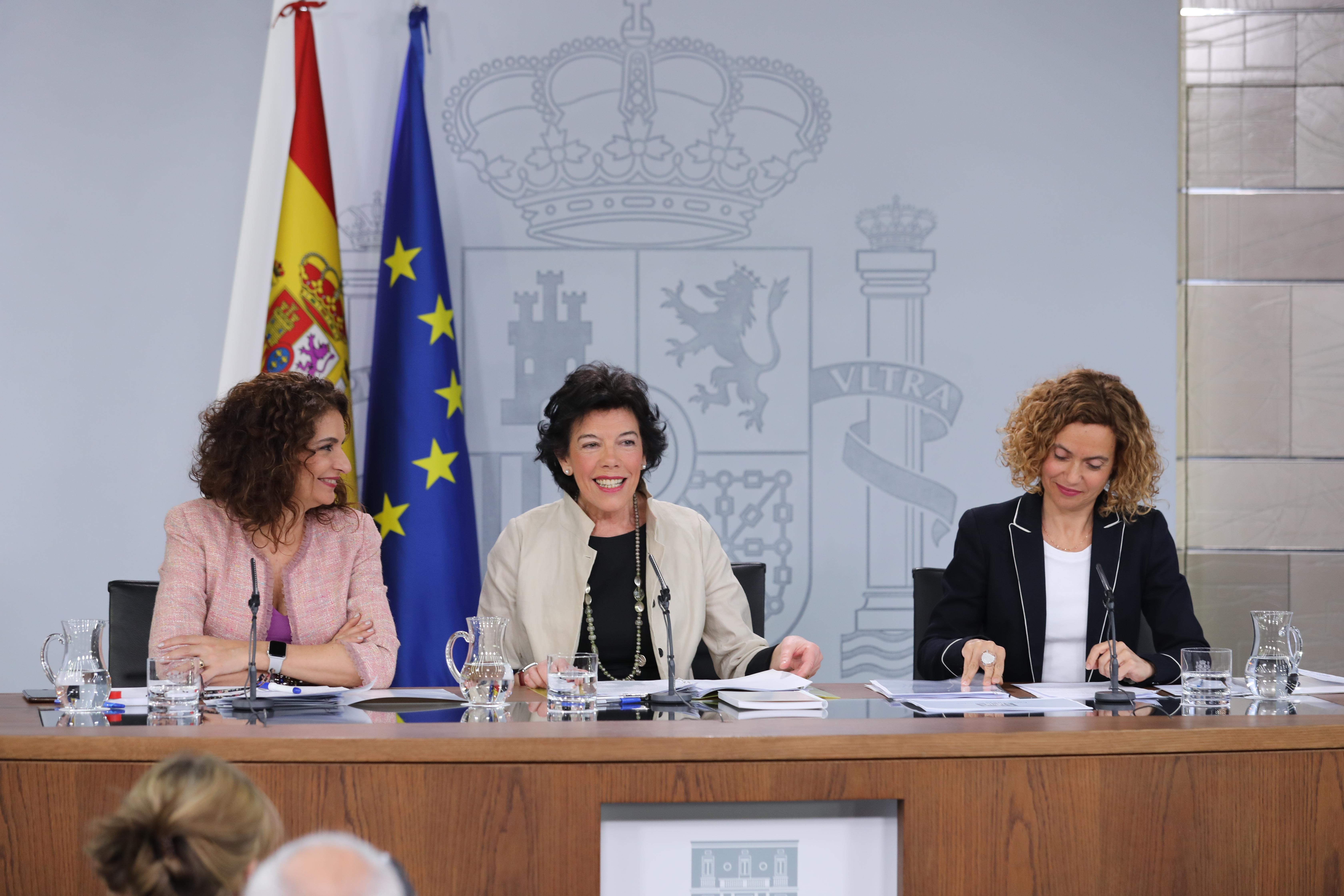 María Jesús Montero, Isabel Celaá y Meritxell Batet, en la rueda de prensa. EP