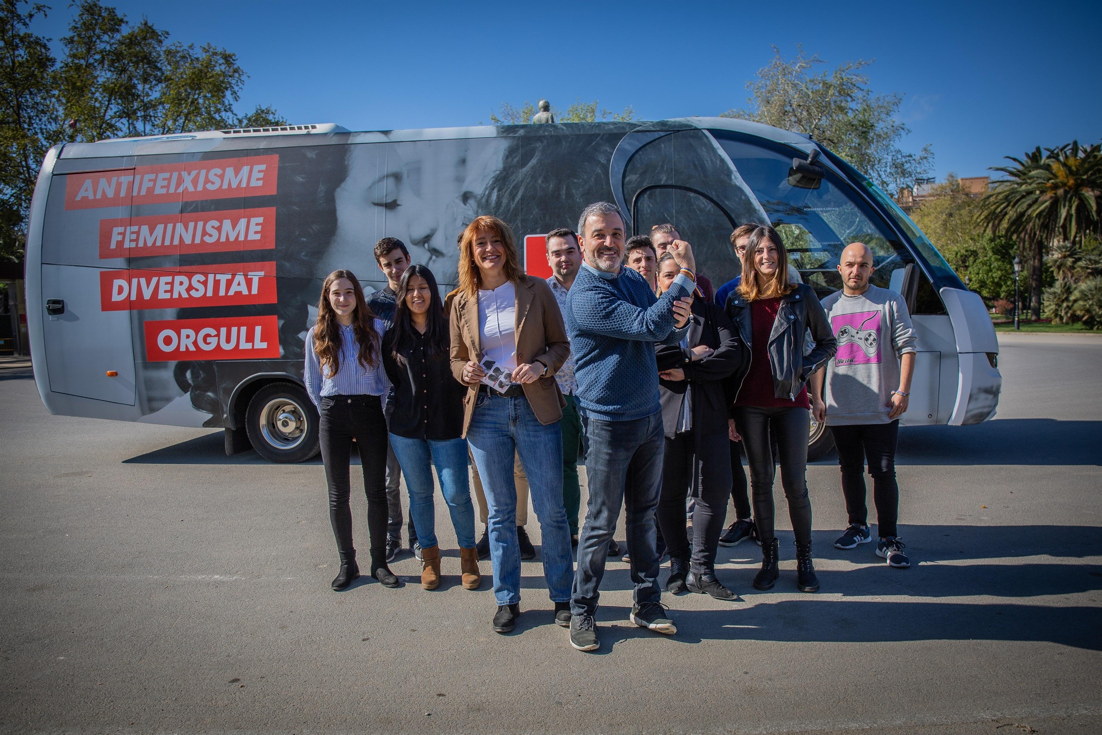 Jaume Collboni Laia Bonet y otros miembros del PSC en el Autobús del amor contra el acto de Vox en Barcelona