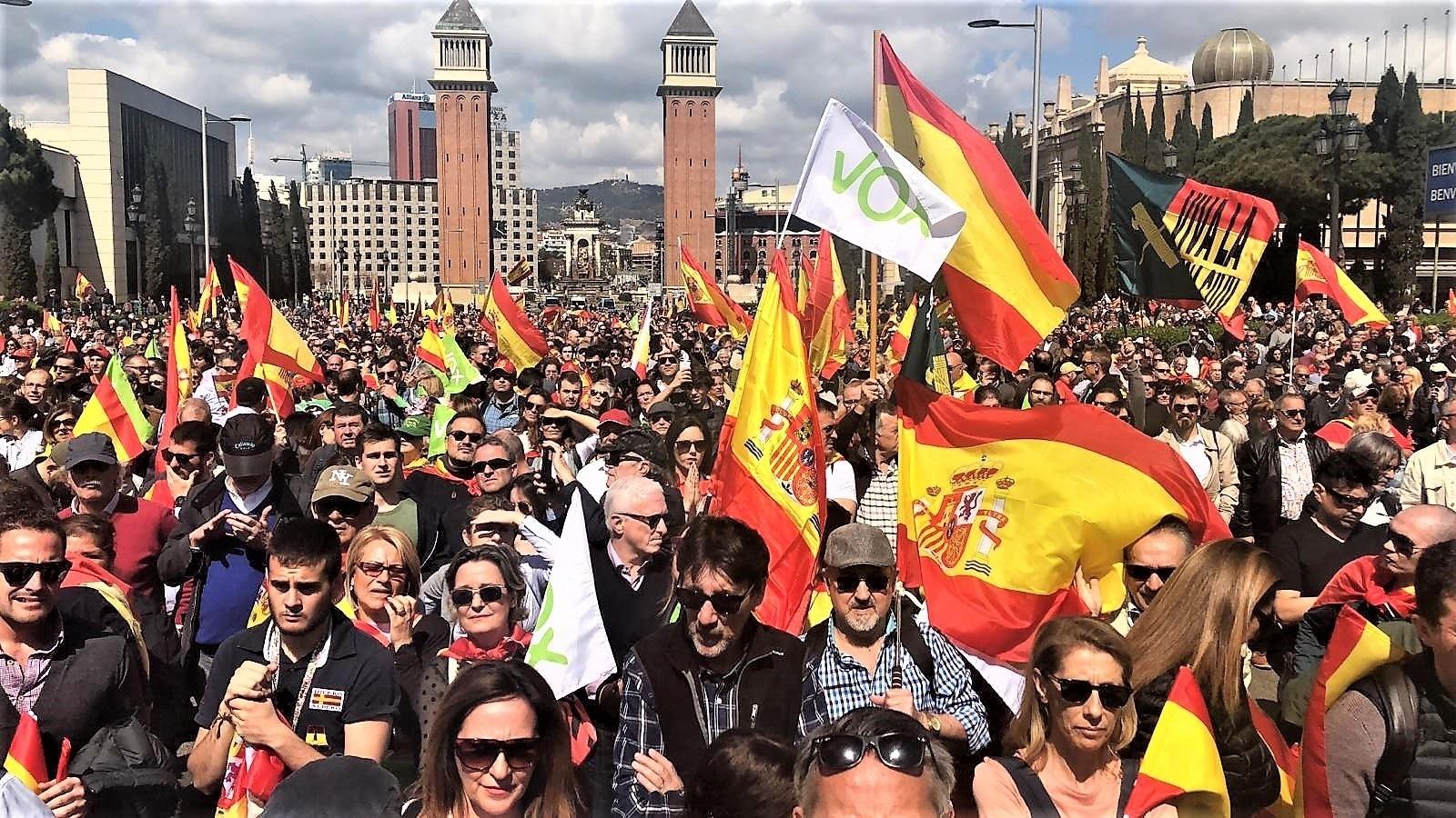  Concentración de Vox Cataluña por España en la avenida Maria Cristina de Barcelona