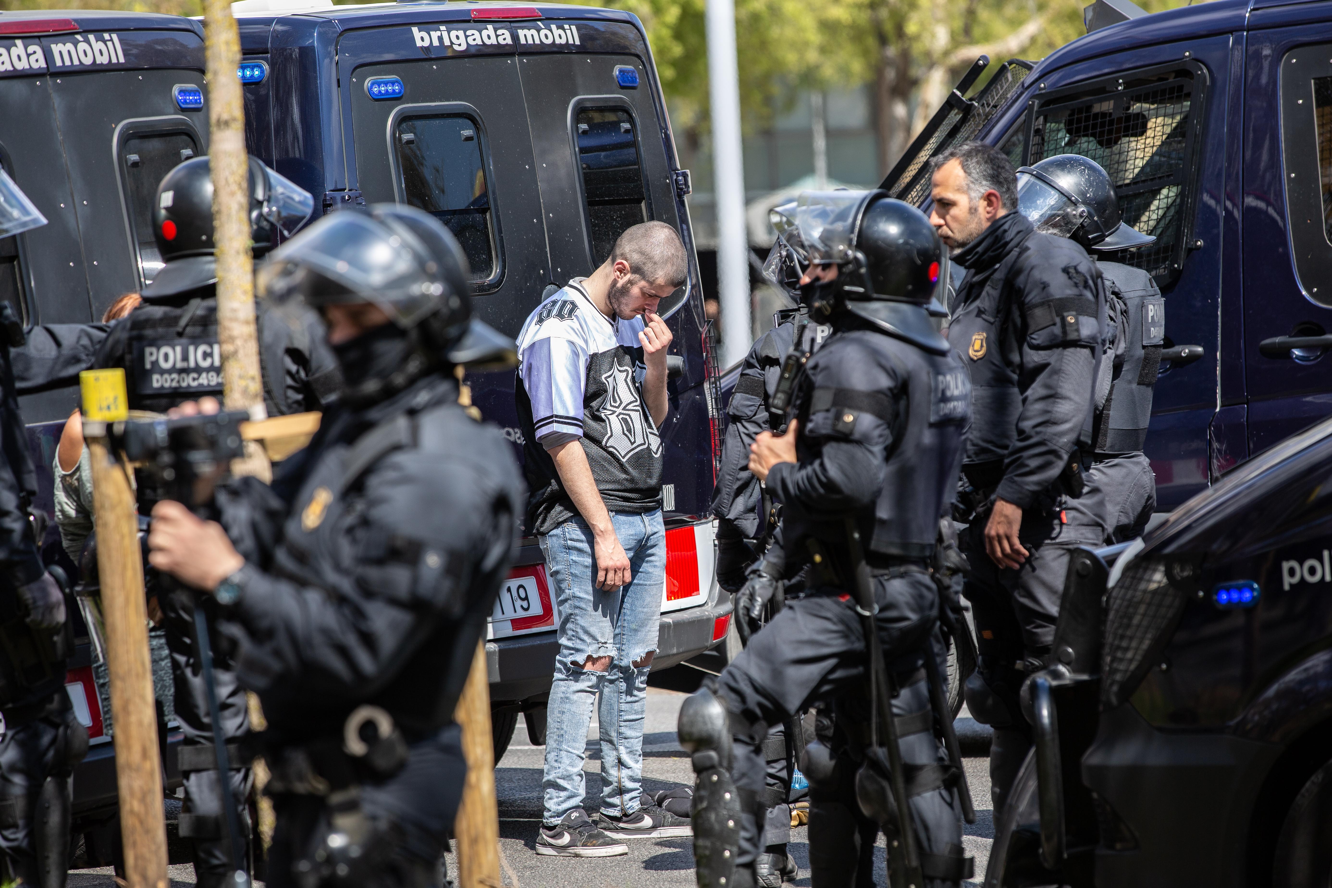 Imagen de las detenciones antes del acto de Vox 'La España viva' con el presidente del partido, Santiago Abascal, y el secretario general de la formación, Javier Ortega Smith.