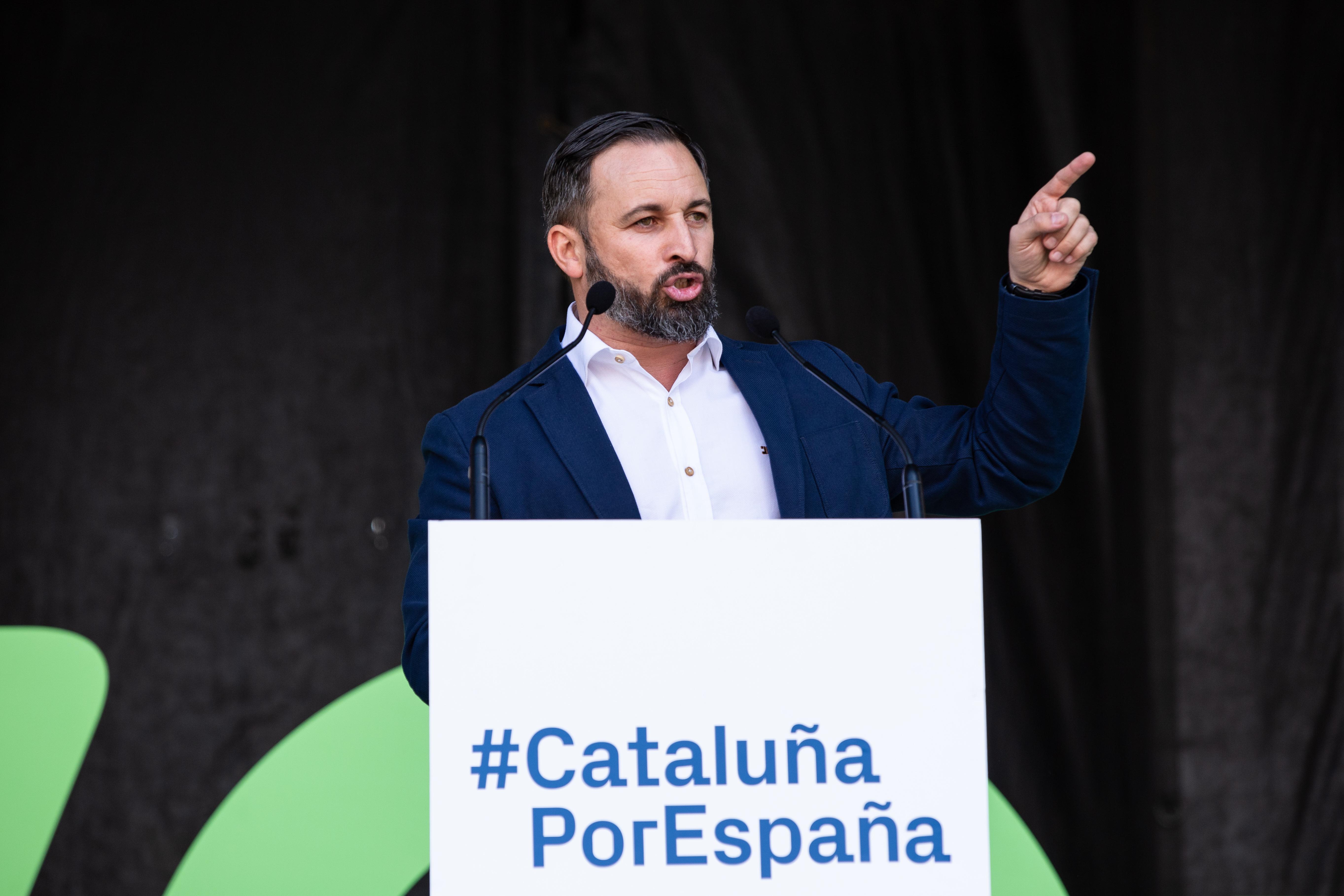 El presidente de Vox, Santiago Abascal, interviene en la concentración convocada por el partido bajo el lema 'Cataluña por España' en Barcelona (Cataluña).