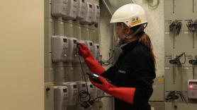 Una trabajadora revisa contadores de electricidad - Endesa