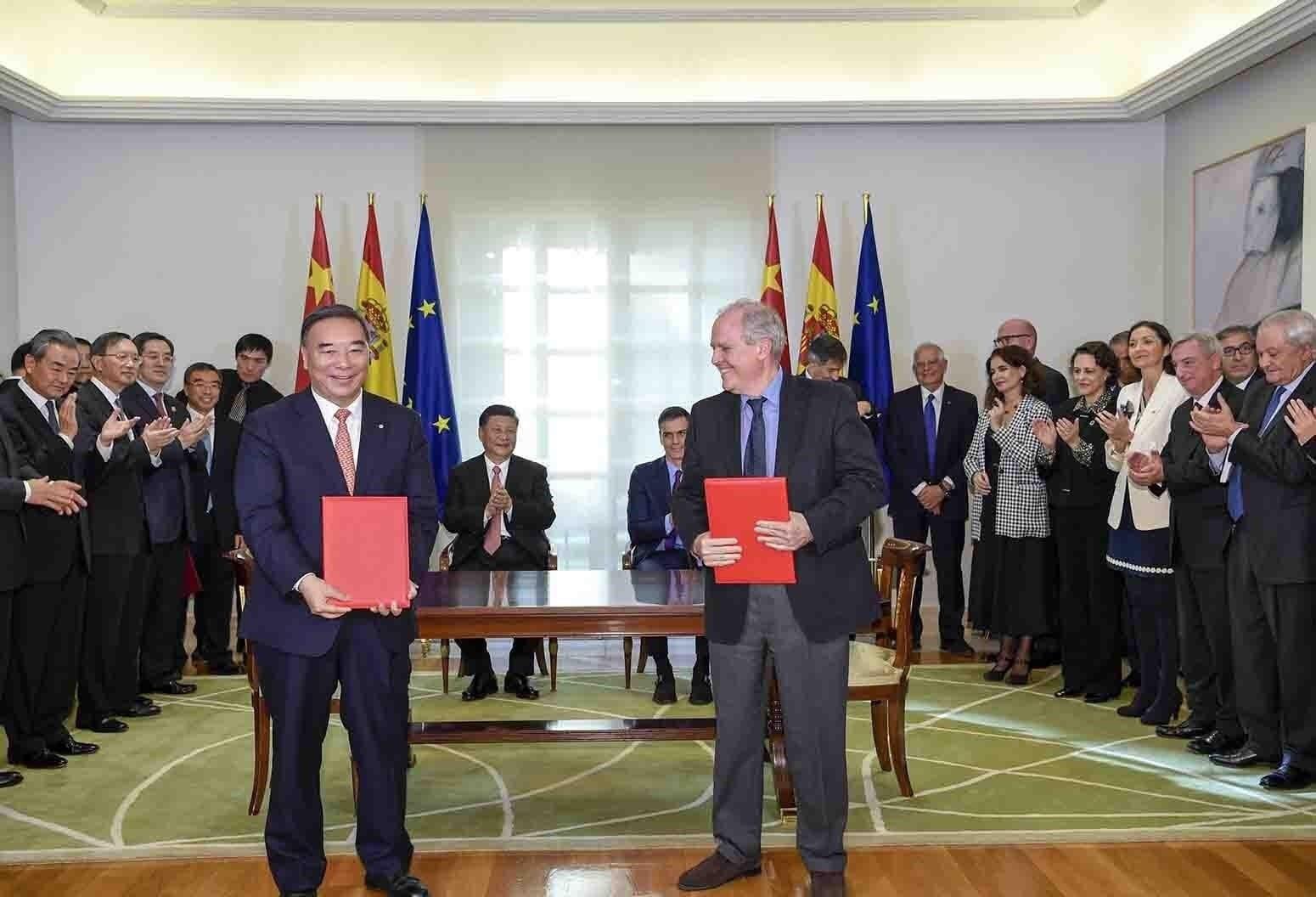 Firma en Moncloa entre el presidente del grupo chino Song Zhiping y el presidente de BHS César Ramírez - Presidencia del Gobierno