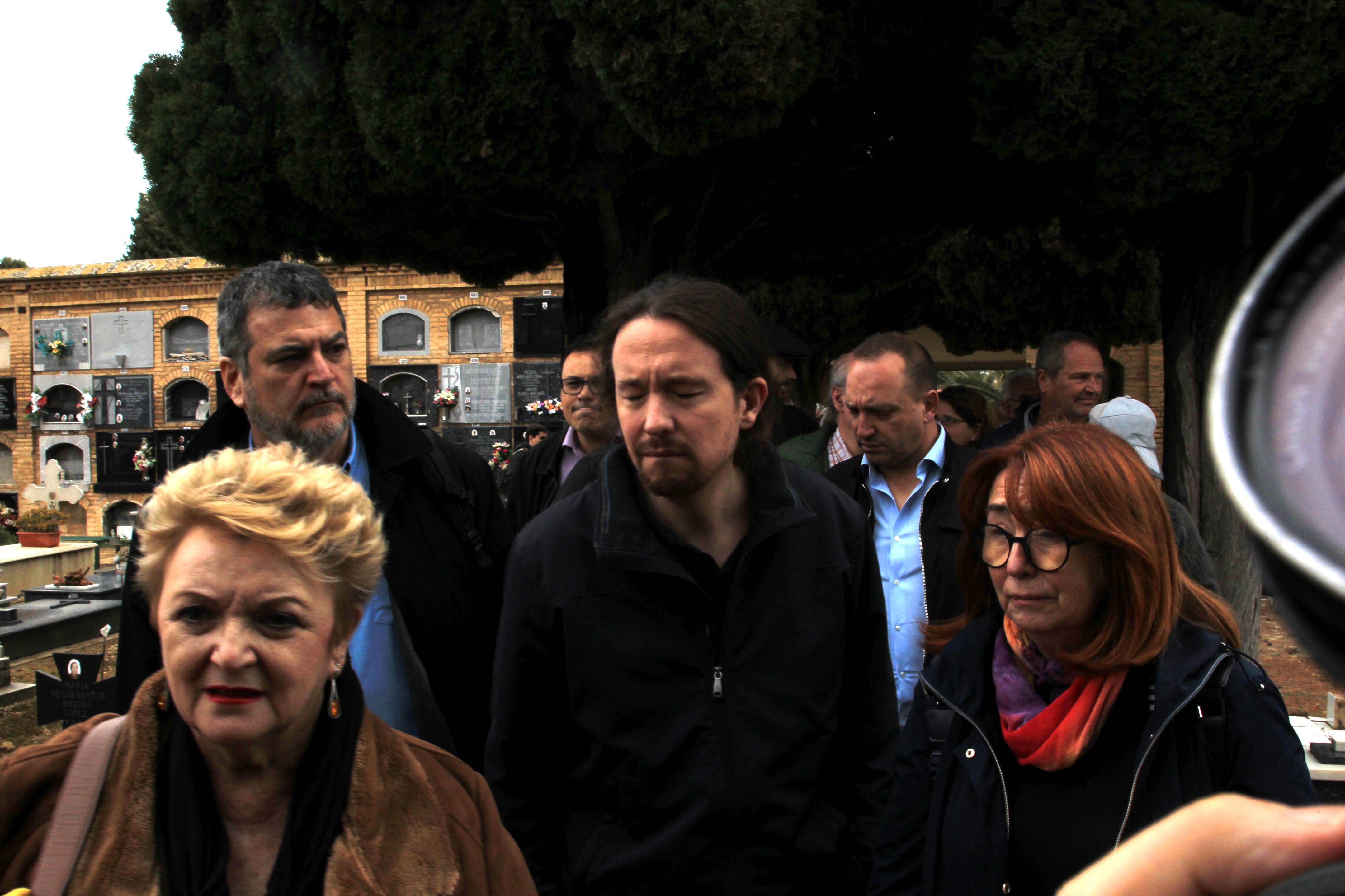 Pablo Iglesias junto a algunos familiares durante los trabajos de exhumación de la fosa número 115 en Paterna, Valencia. Europa Press.