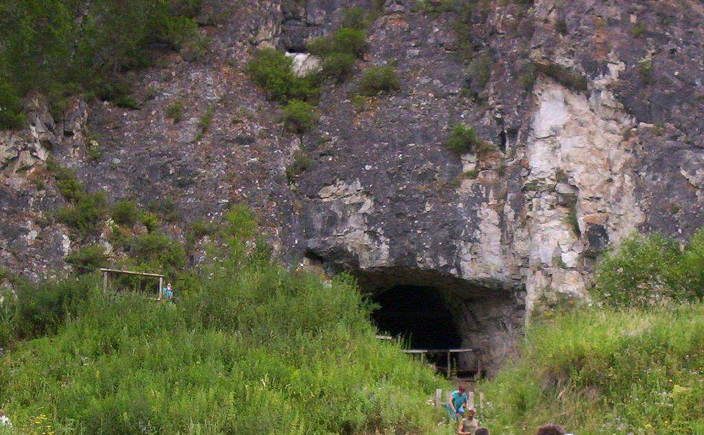 Entrada de la cueva de Denisova. Foto: Nerika
