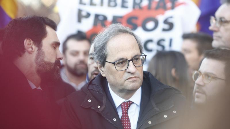 europapress 1907192 el presidente de la generalitat quim torra y el presidente del parlament roger torrent acuden al tribunal supremo con una pancarta antes del inicio del juicio del proces contra los pol