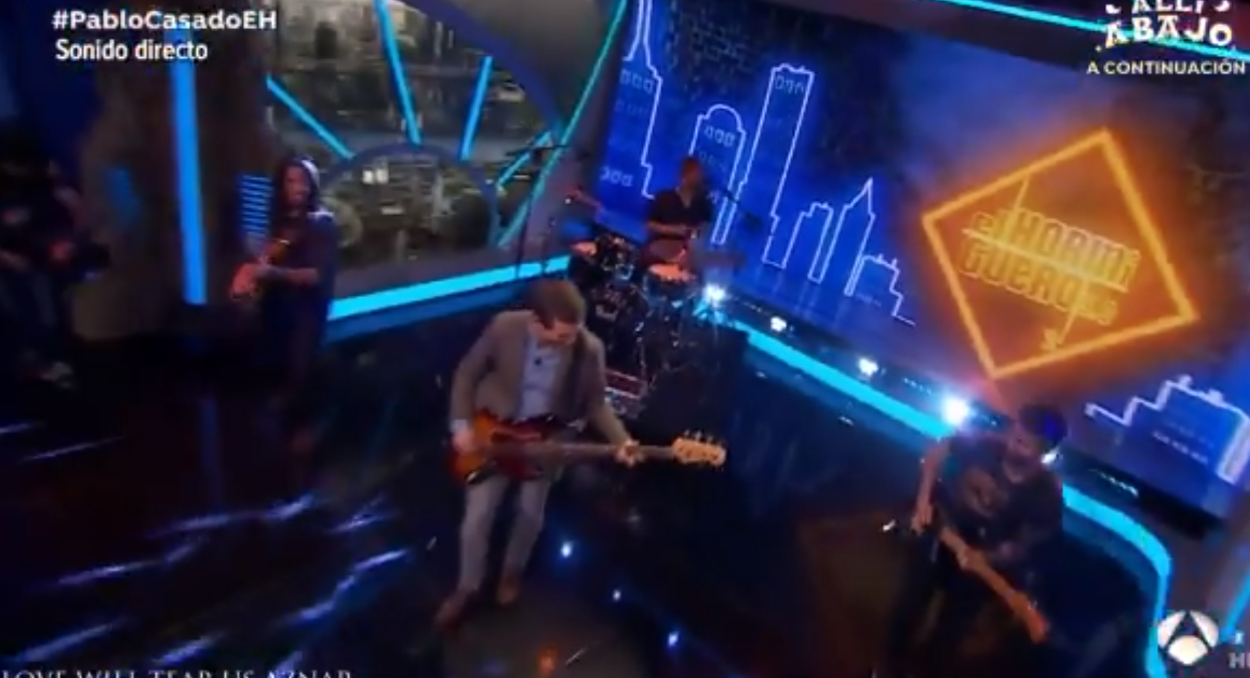Pablo Casado en El Hormiguero tocando el bajo