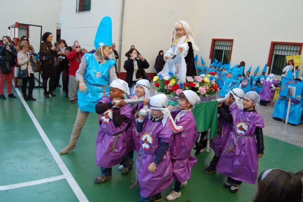 Procesión simulada de Semana santa en un centro escolar. TWITTER SEVILLA LAICA