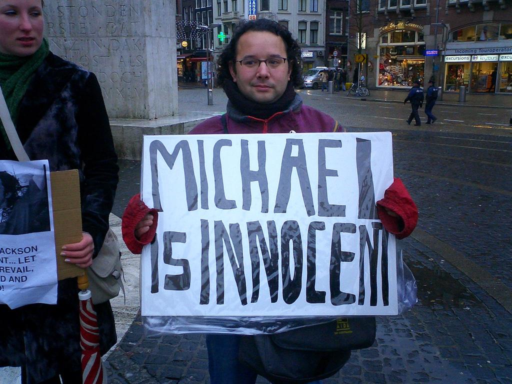 Un fan defiende la inocencia de Michael Jackson. Foto: Rafael Rozendaal 