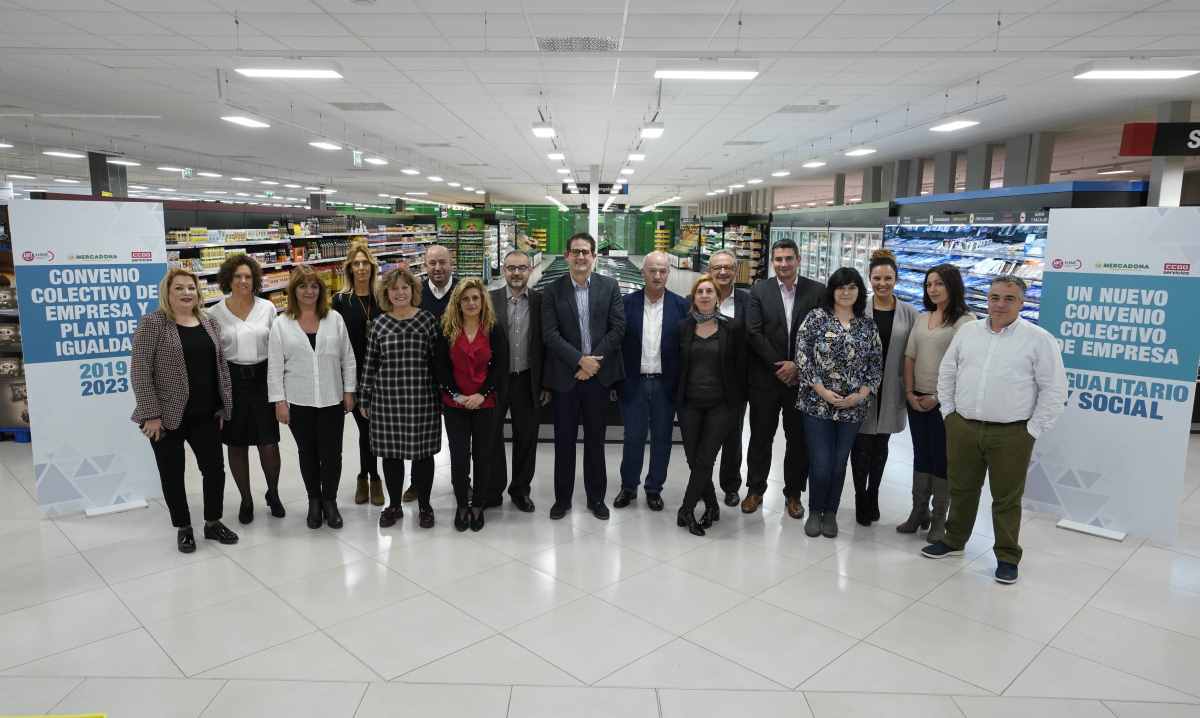 Foto de familia de los representantes sindicales y dirección de Marcadona el día de la aprobación del nuevo Convenio Colectivo el pasado mes de diciembre