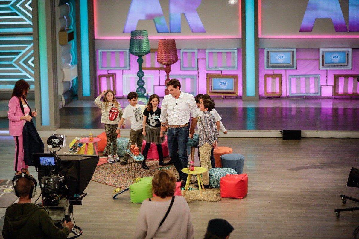 Albert Rivera, junto a unos niños, intentando bailar el 'swish swish'. Twitter: @Albert_Rivera